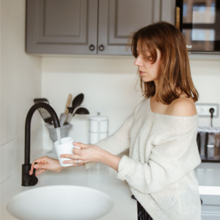 acqualive Qualità dell'acqua a Brindisi: sistema di trattamento dell'acqua installato in una cucina domestica